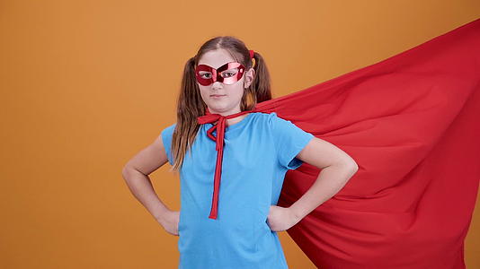 女孩扮演超级英雄的角色视频的预览图