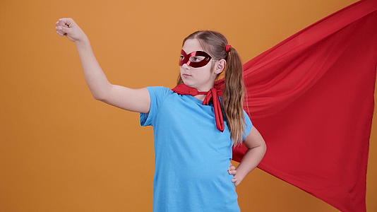 一个女孩打扮成超级英雄的慢动作视频的预览图