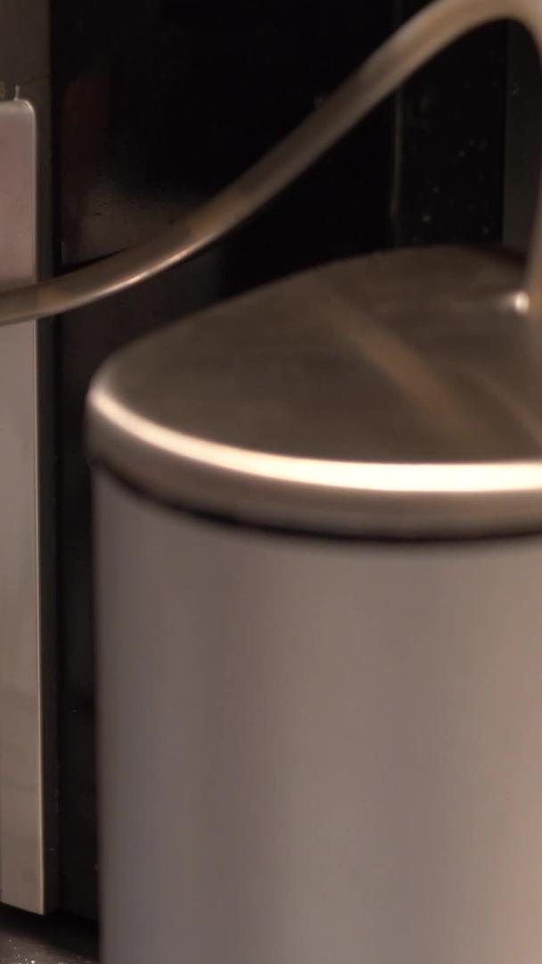 咖啡机制作拿铁咖啡视频的预览图