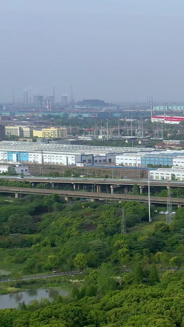 城市航拍火车轨道及远处工厂视频的预览图