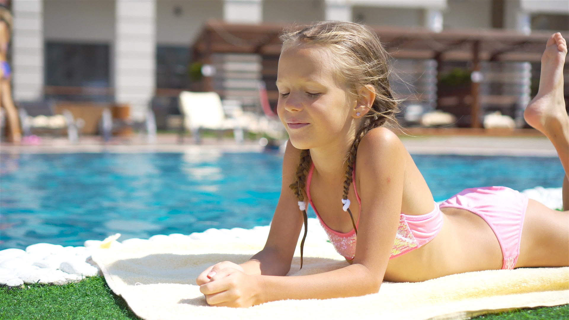 美丽的小女孩在户外游泳池附近玩得很开心视频的预览图