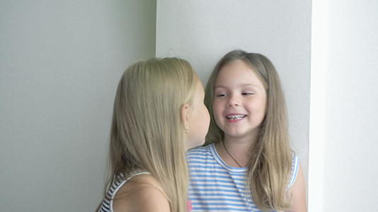 两个小女孩的女朋友说话视频的预览图