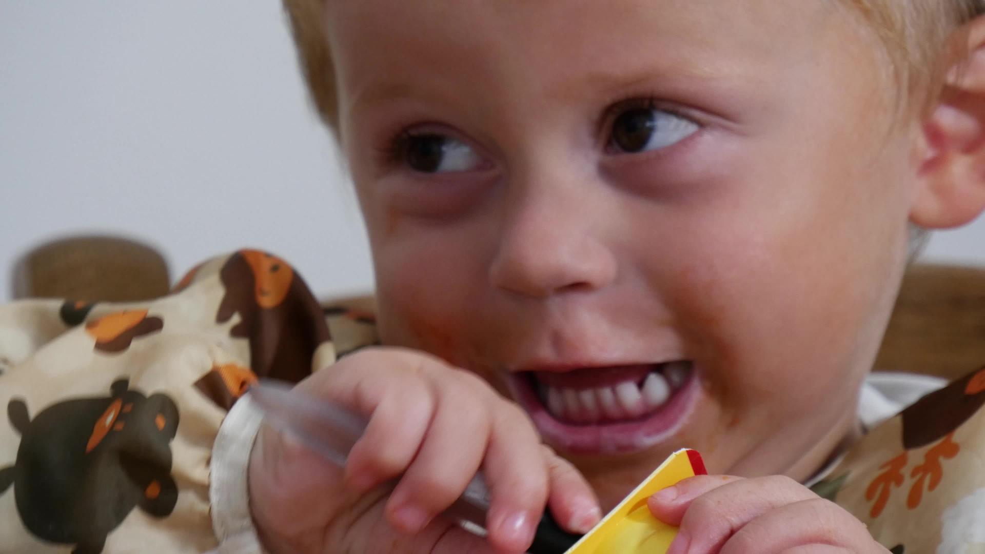 两岁的男孩吃酸奶视频的预览图