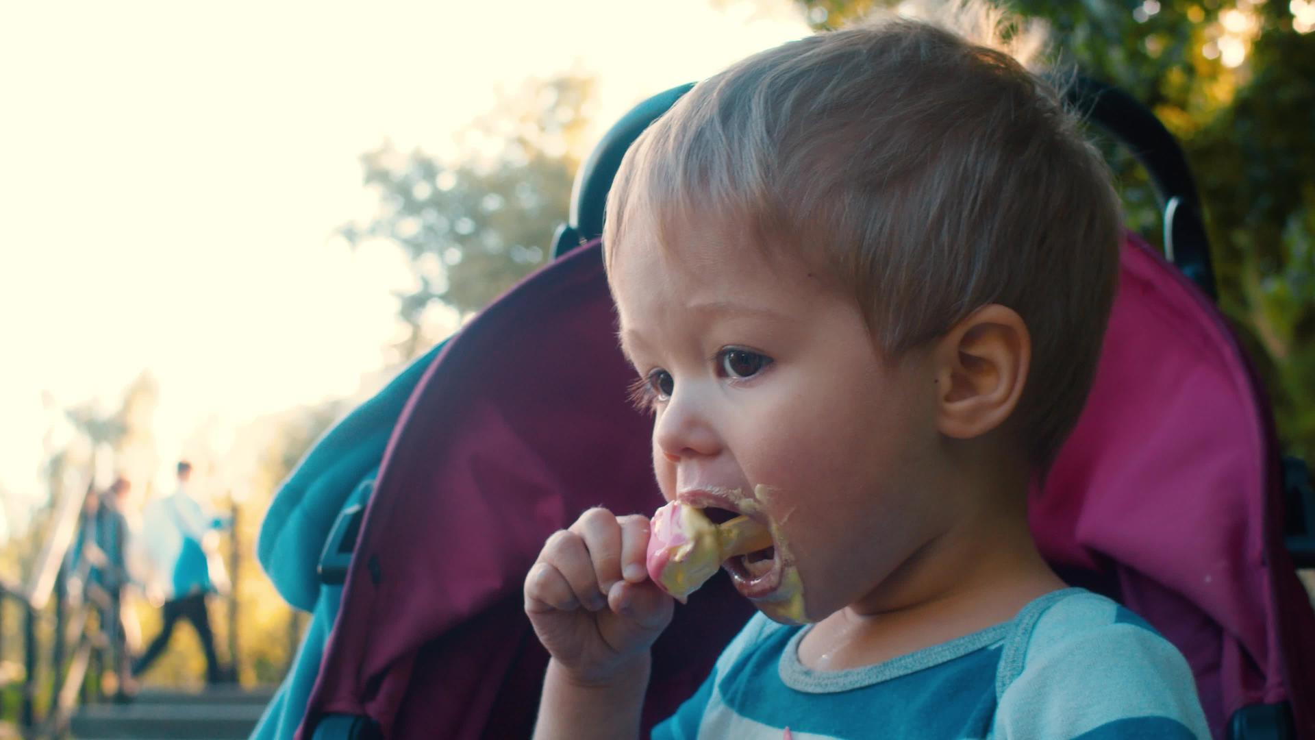 有趣的孩子吃冰淇淋的肖像视频的预览图