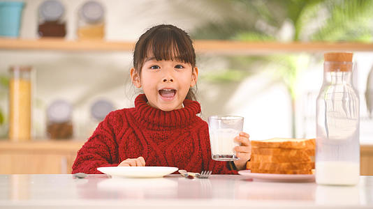 可爱女孩喝牛奶视频的预览图