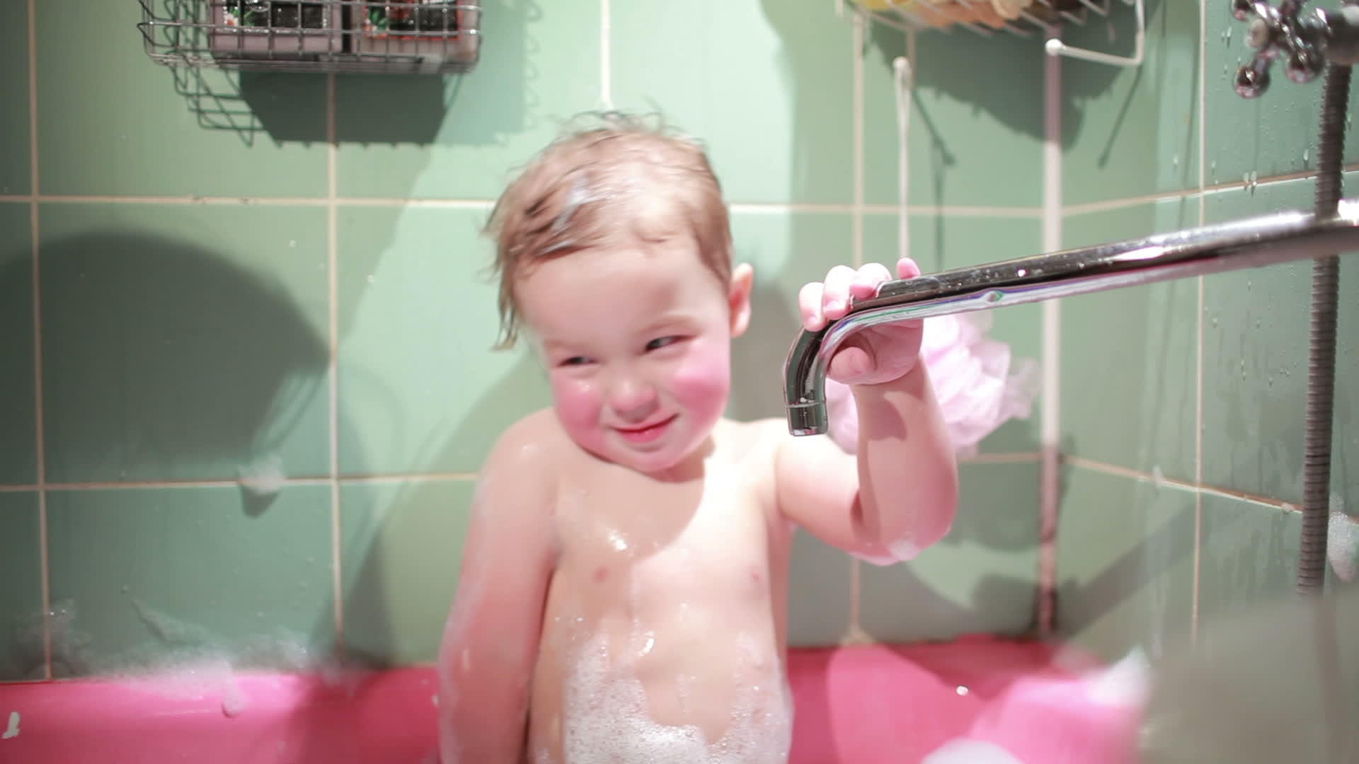 一个2岁的男孩在浴池里玩慢动作视频的预览图