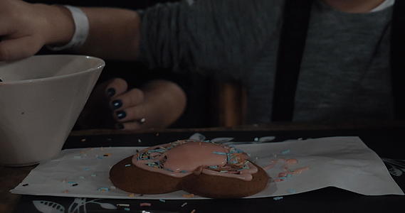 儿童装饰饼干和糖糖喷雾视频的预览图