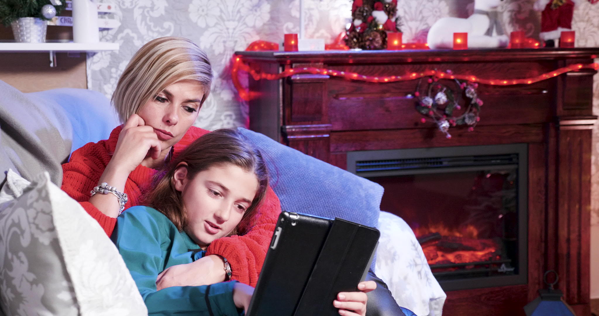 平板电脑在圣诞节用于母亲和女儿视频的预览图