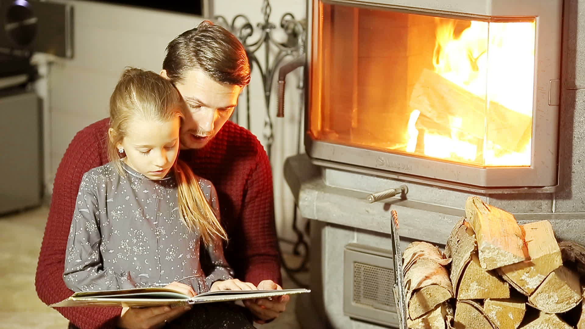 圣诞节时家人坐在家里的壁炉旁边视频的预览图