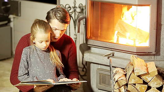 圣诞节时家人坐在家里的壁炉旁边视频的预览图