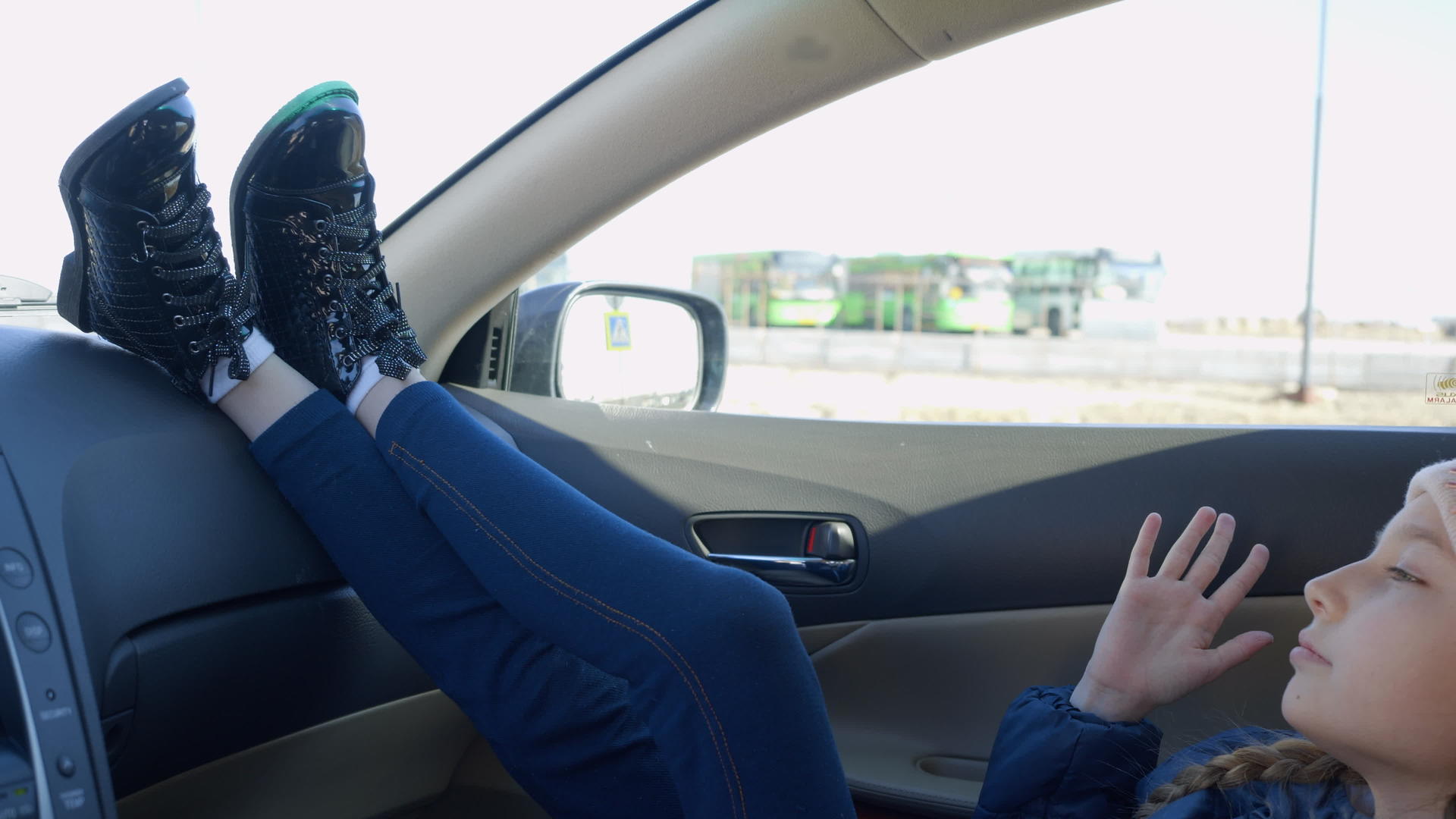 年轻女孩坐在车里听音乐视频的预览图