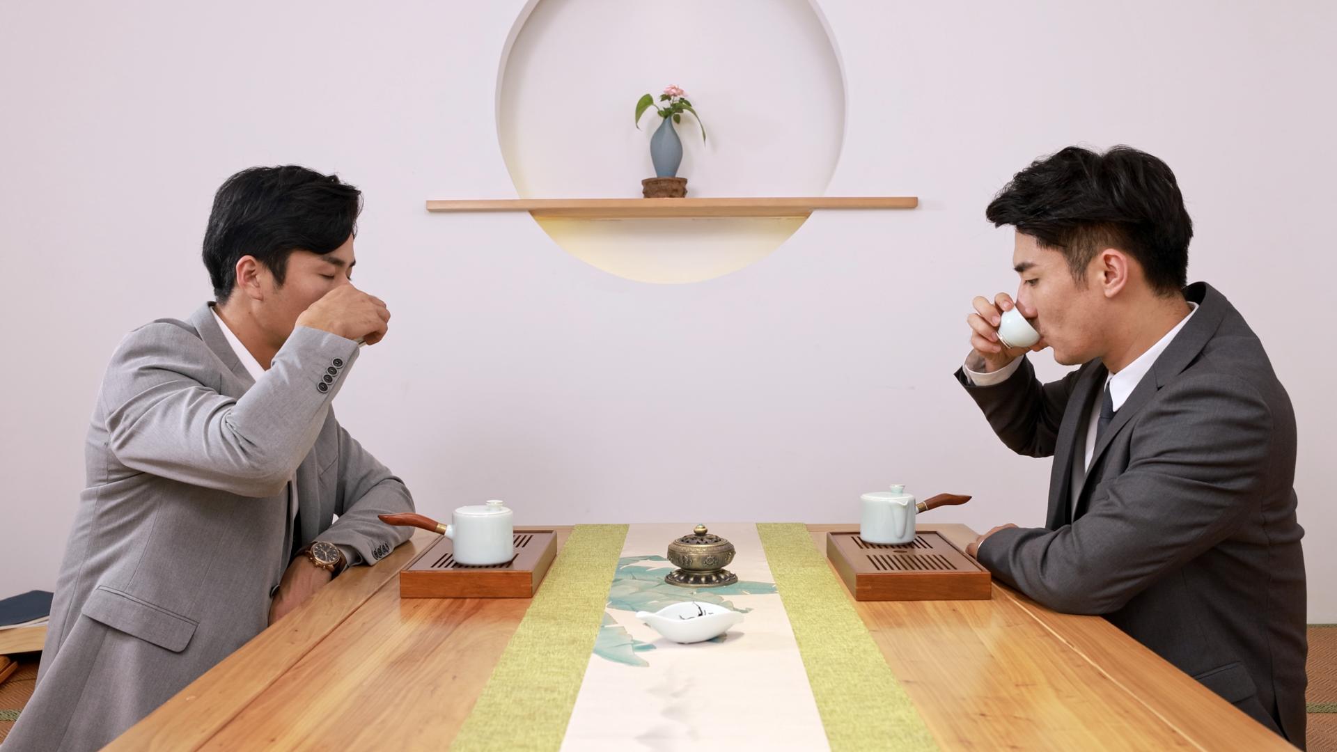 商务男士聊天喝茶视频的预览图