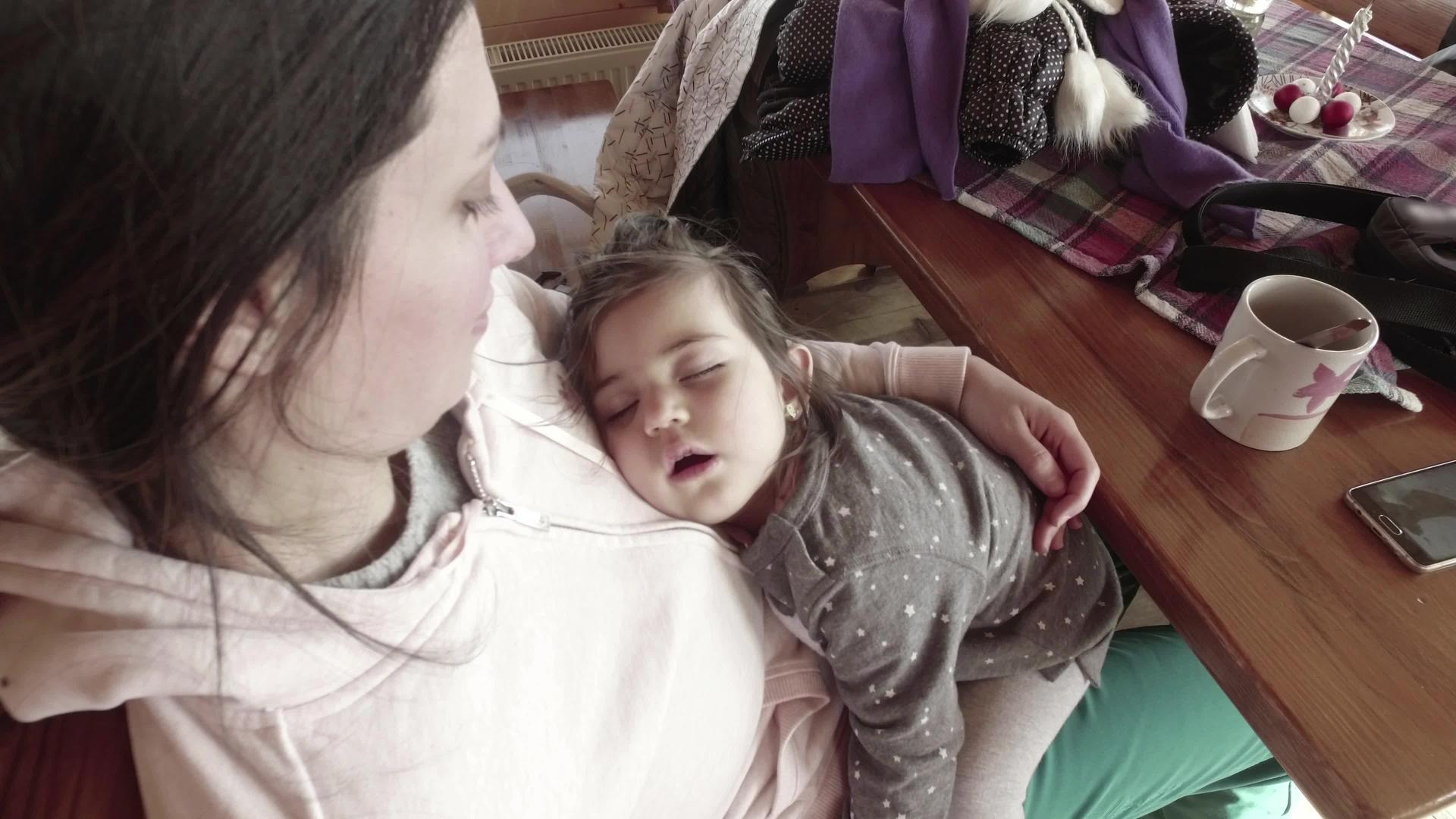 婴儿睡在母亲的胸前视频的预览图