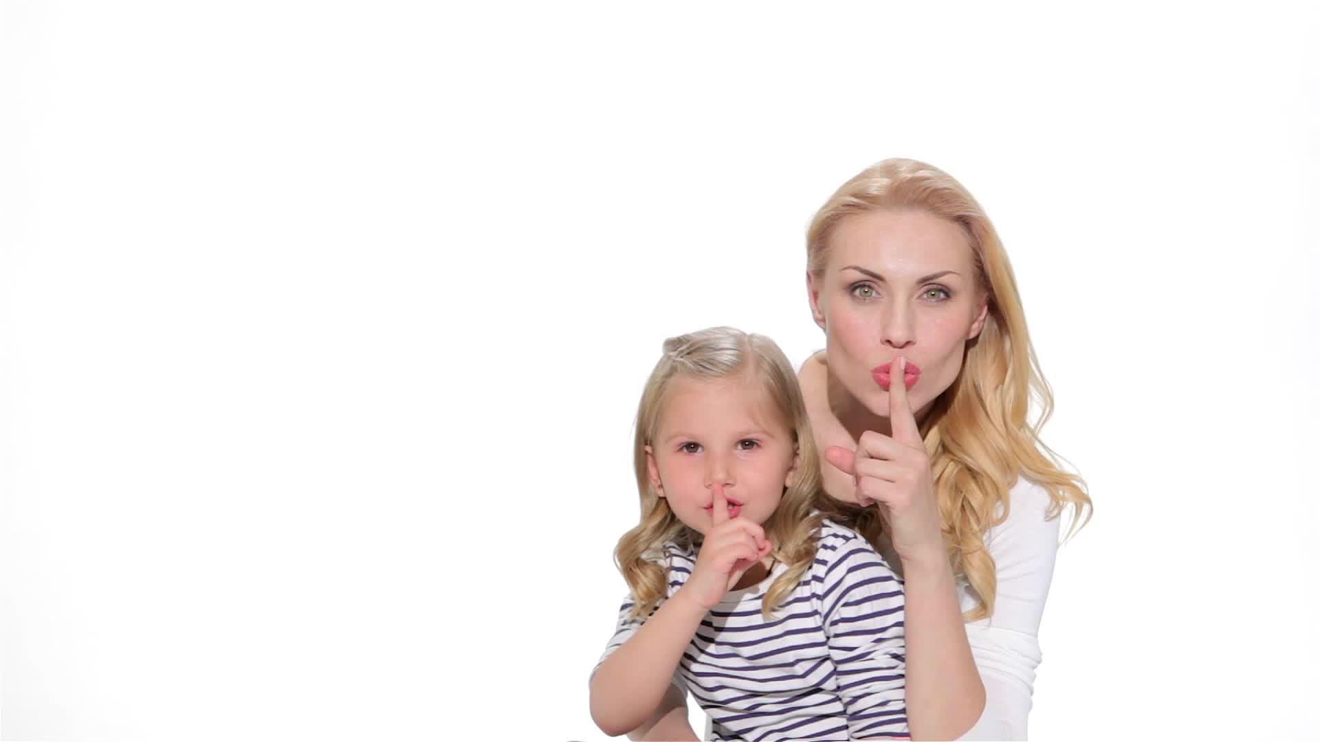 小女孩和她的母亲做了沉默的手势视频的预览图