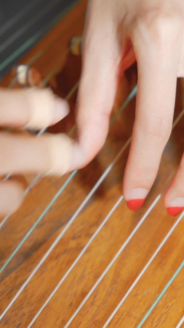 手指间弹拨古筝琴弦技法视频的预览图