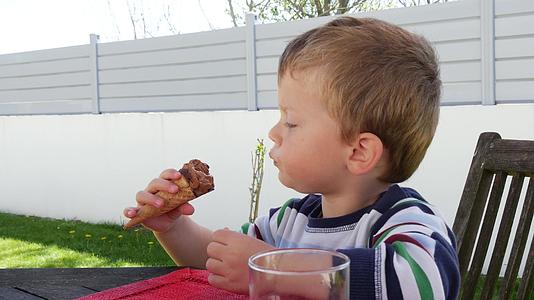 孩子吃巧克力冰淇淋的肖像视频的预览图