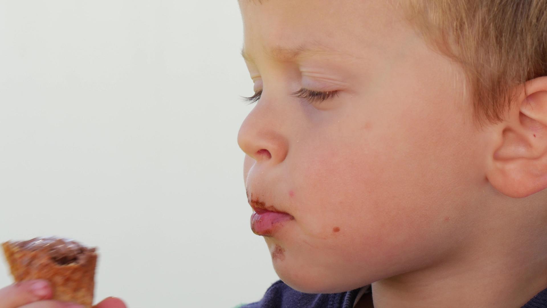 儿童吃巧克力冰淇淋视频的预览图
