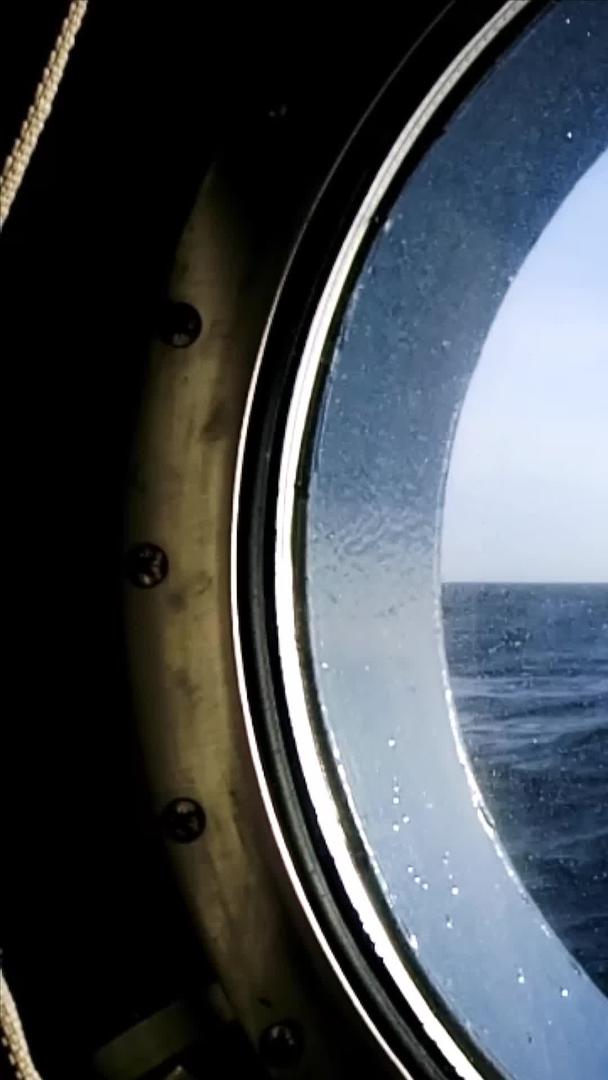船舱外的海洋视频的预览图