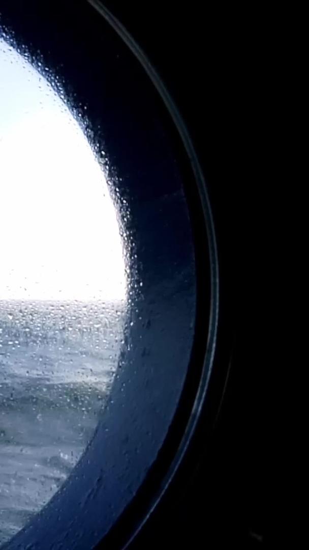船舱外的海洋视频的预览图