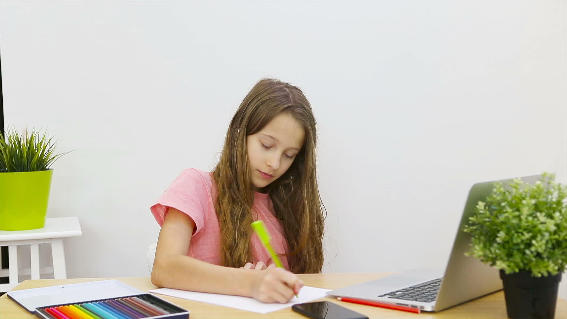 重度女学生坐在桌旁用笔记本和教科书做作业视频的预览图