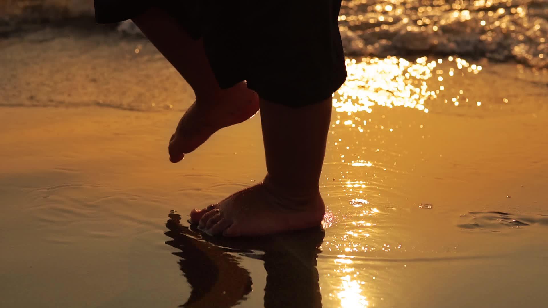在海浪泡沫水中喷洒日落火花视频的预览图