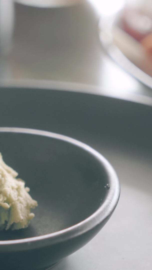 日本料理研磨山葵调制蘸料视频的预览图