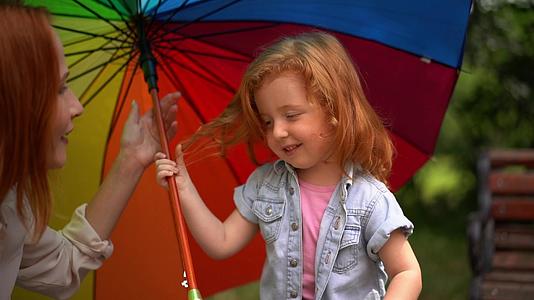 彩虹伞的小女孩肖像画视频的预览图