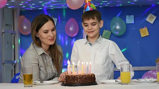 男孩在生日蛋糕上吹蜡烛视频的预览图
