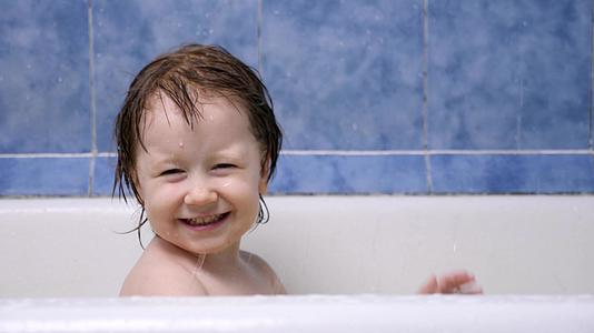 快乐的小女孩在浴室里洗澡视频的预览图