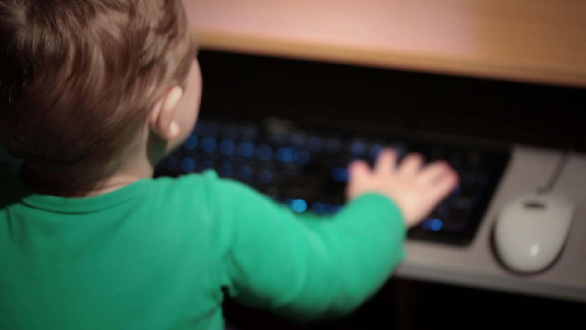 两岁的男孩玩键盘游戏视频的预览图