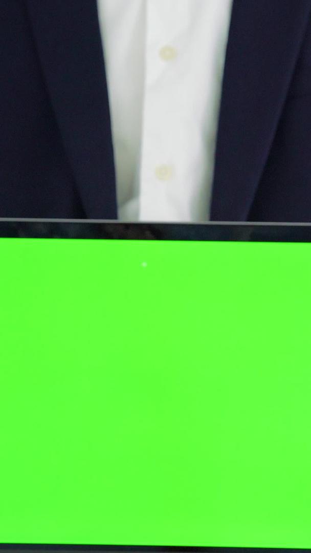 商务人士手持绿屏笔记本视频抠像视频的预览图
