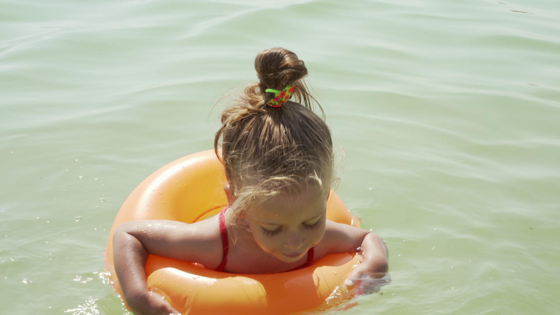 儿童游泳海充气环溺水危险安全设备儿童救生圈小白种视频的预览图