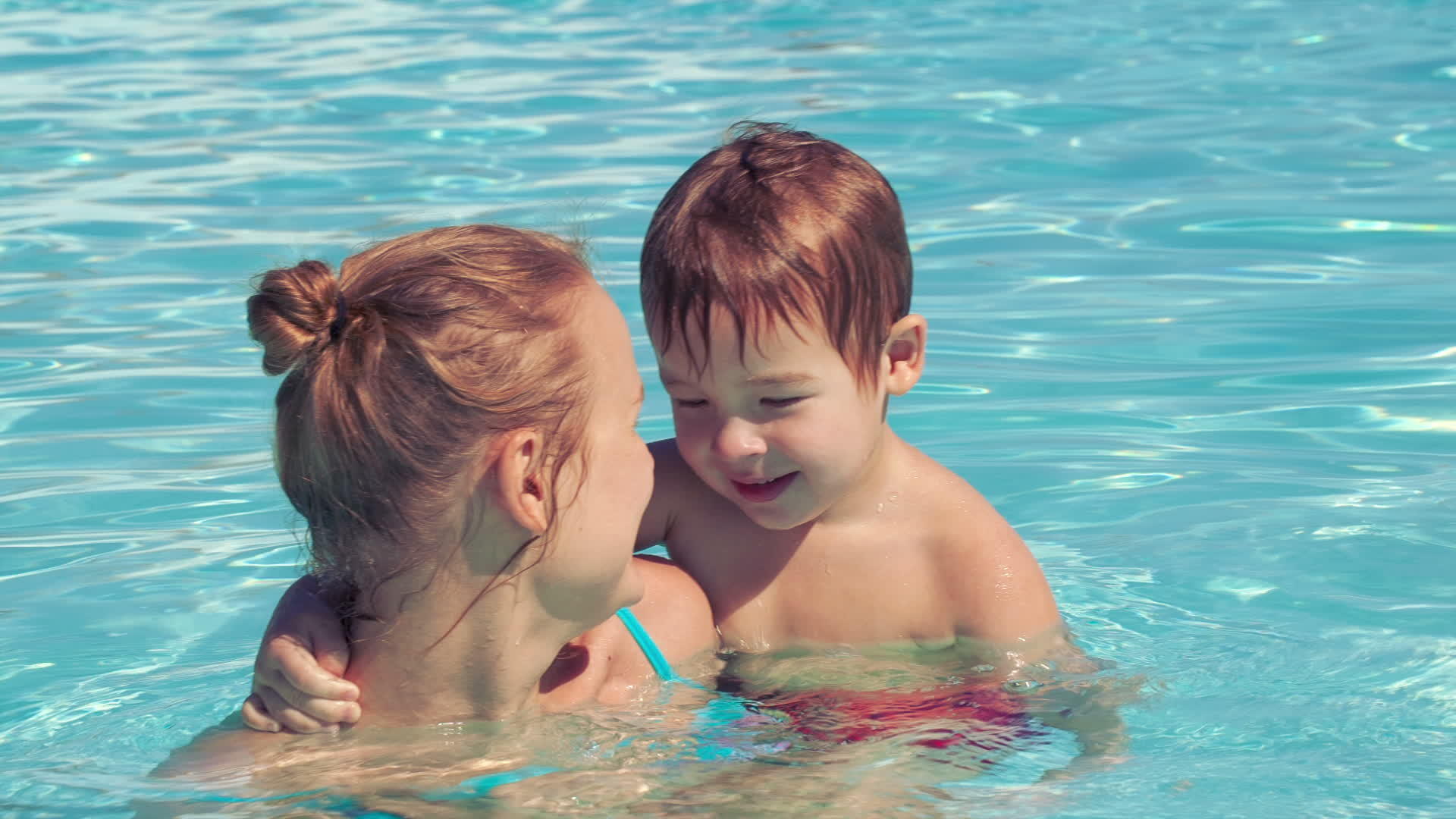 母亲和儿子在户外游泳池视频的预览图
