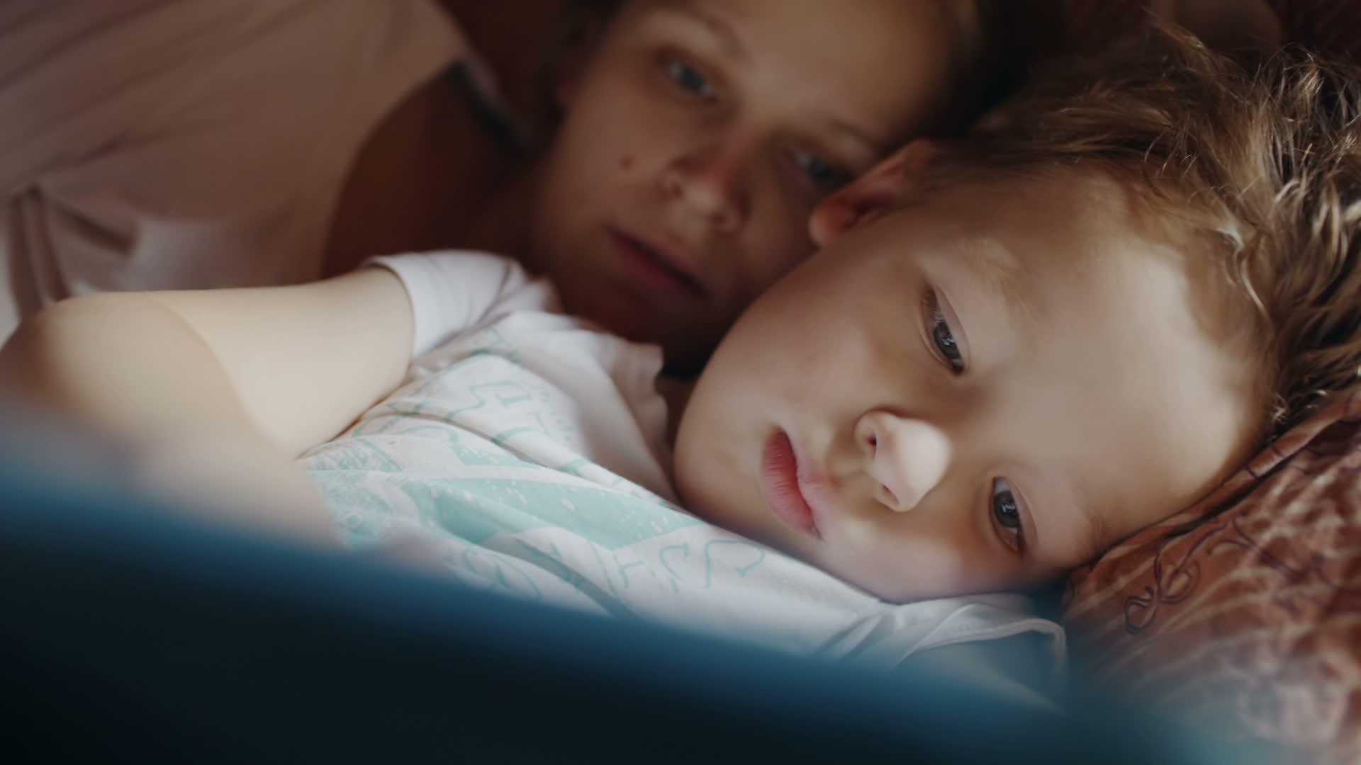 睡觉前母亲和儿子视频的预览图