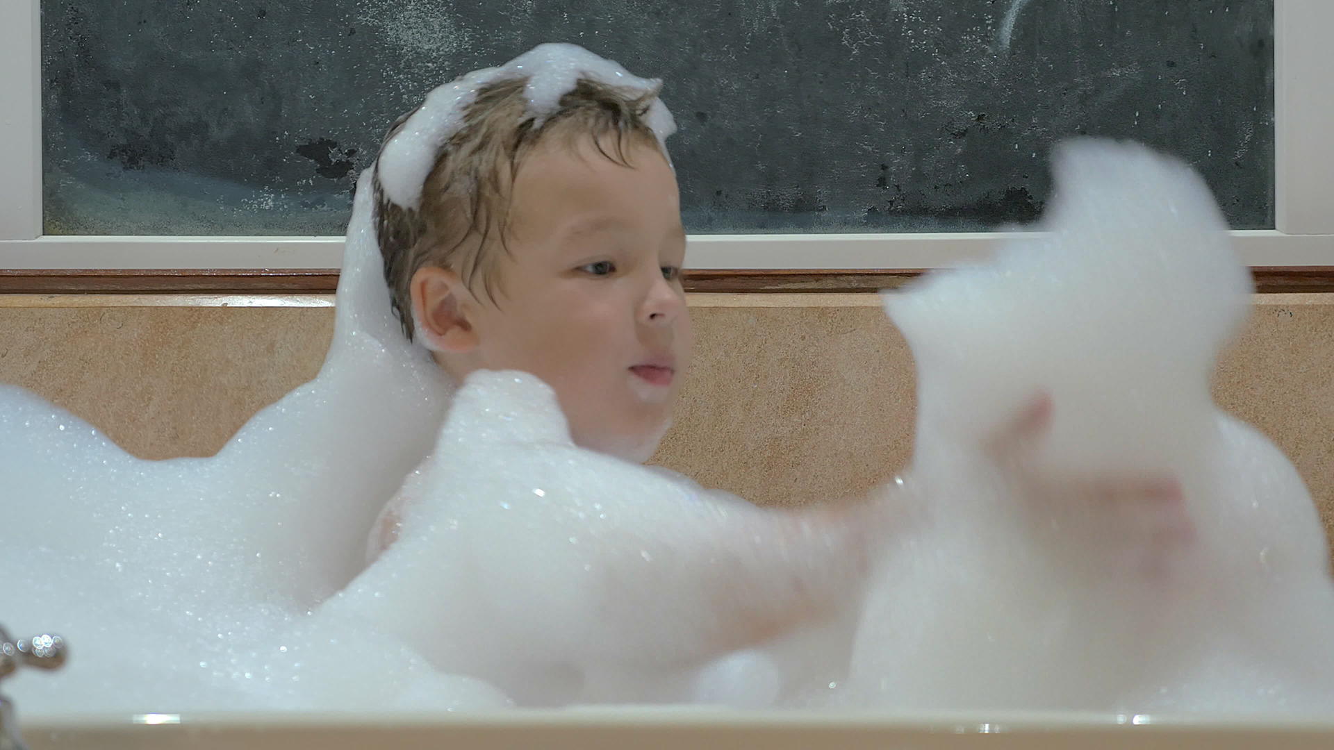 孩子洗澡时用泡沫玩耍视频的预览图