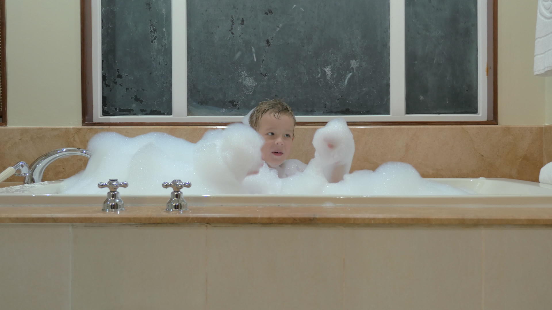 玩耍的孩子用泡沫洗澡视频的预览图