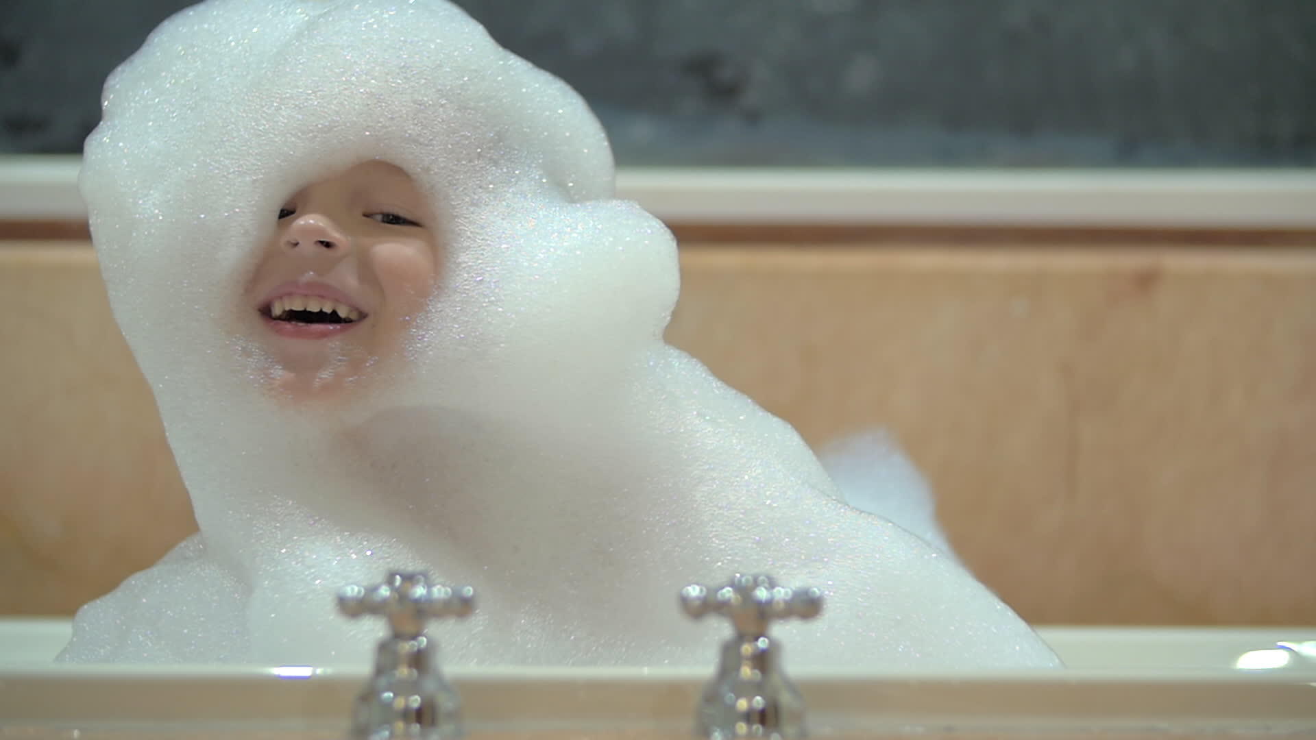 泡泡浴时快乐的孩子视频的预览图