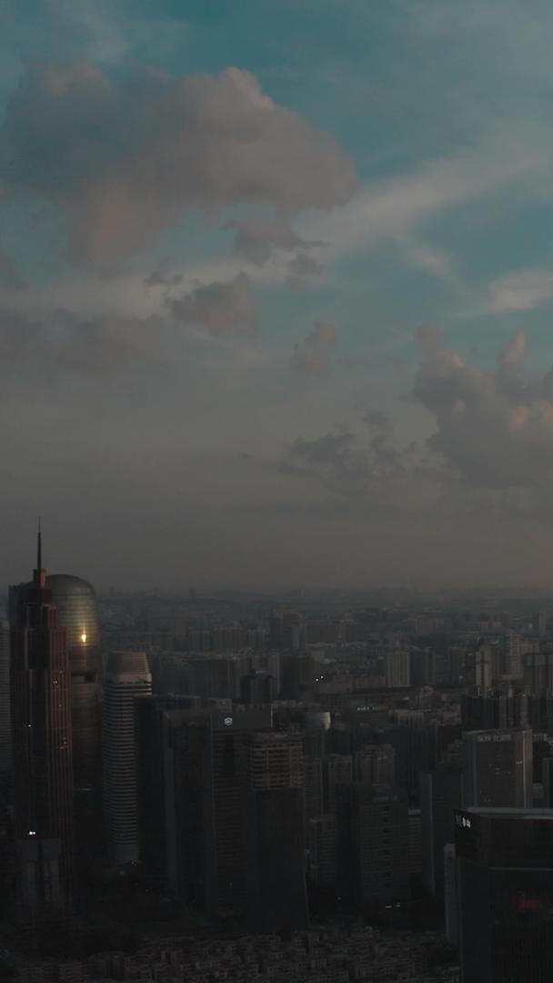 蓝天白云在广州夕阳下视频的预览图