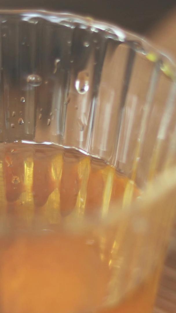 制作青梅酒和品酒-23-将酿好的梅酒倒入公道杯中视频的预览图