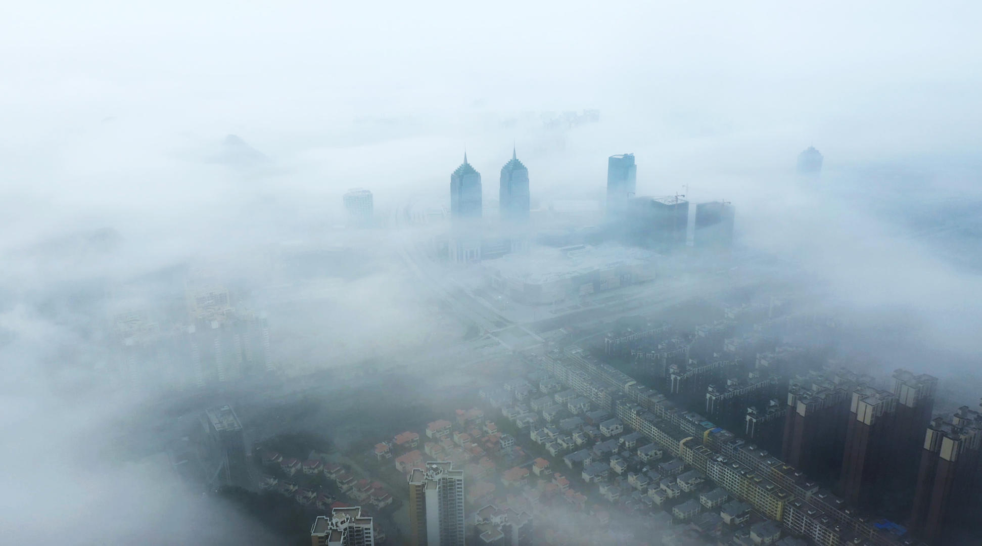 桂林城区云雾罕见天气360度环绕4k航拍视频视频的预览图