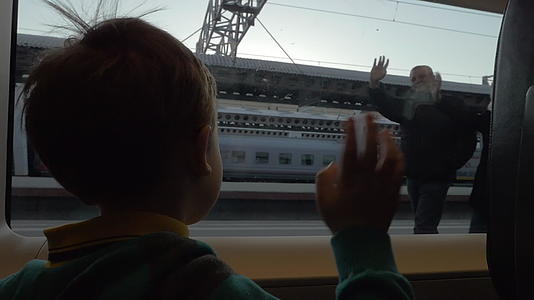 孩子们在火车上行走时向祖父母挥手视频的预览图