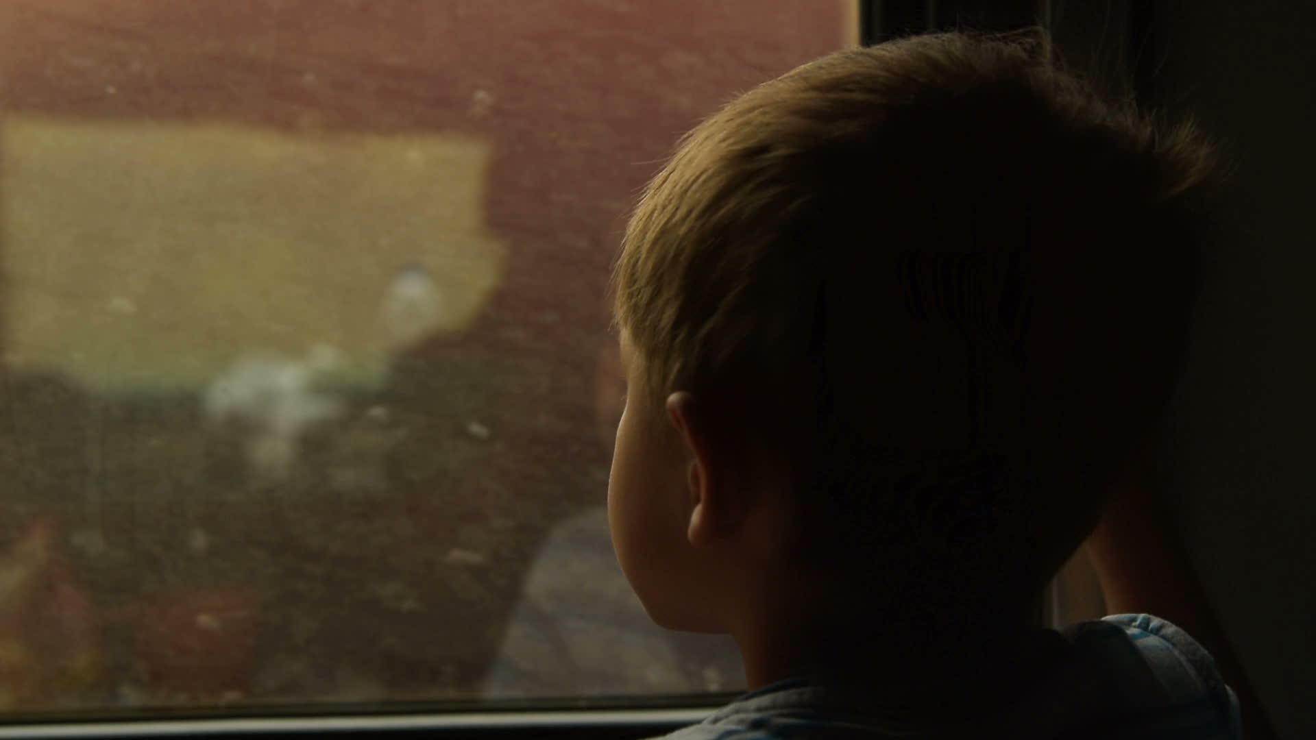 孩子看着火车窗外的孩子视频的预览图