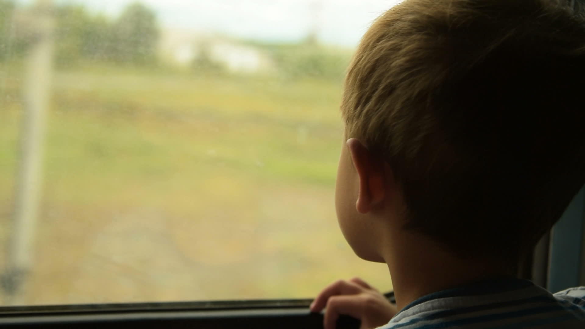 男孩向火车窗外望去视频的预览图