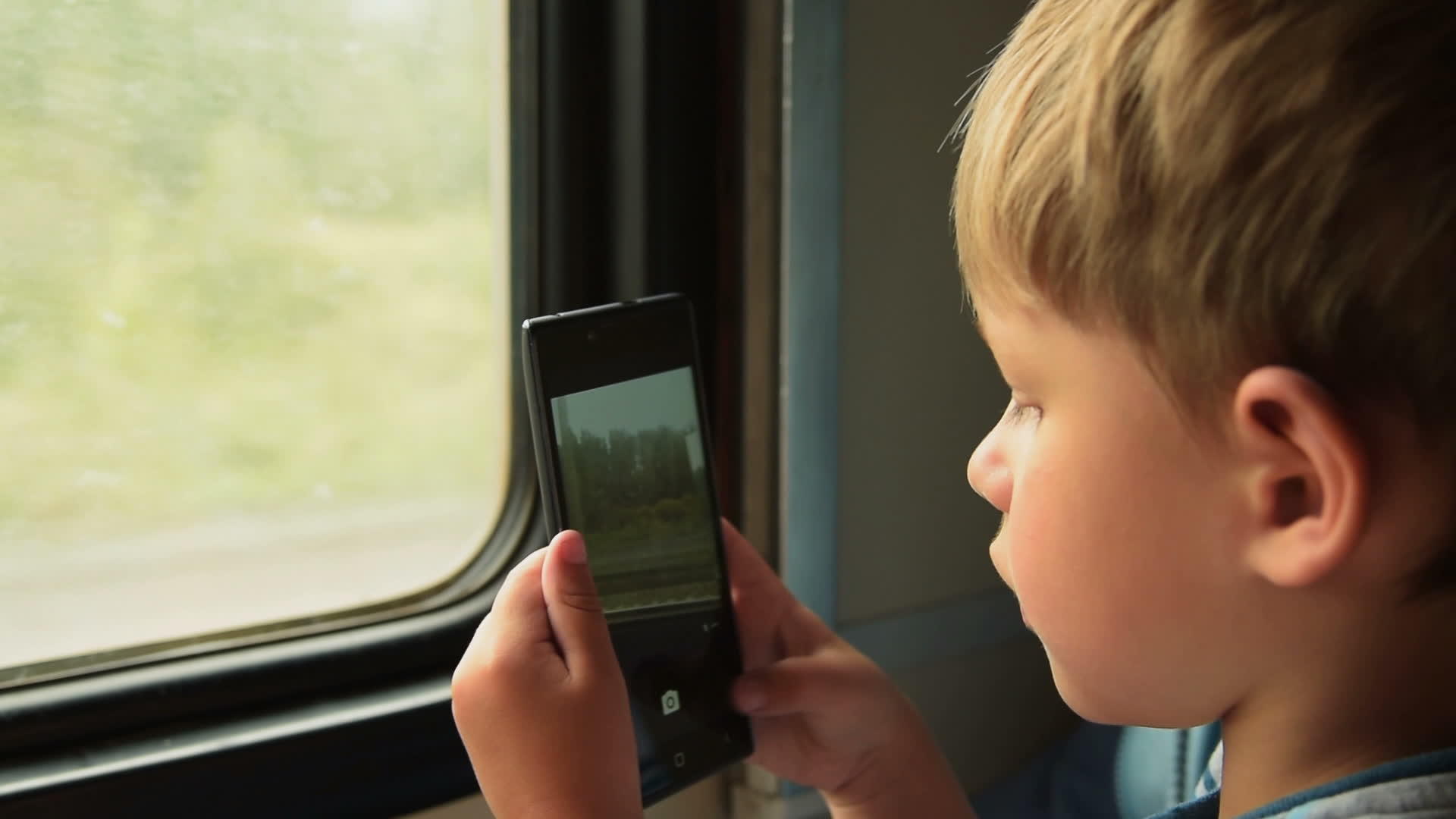 孩子们在火车上拍手机照片视频的预览图