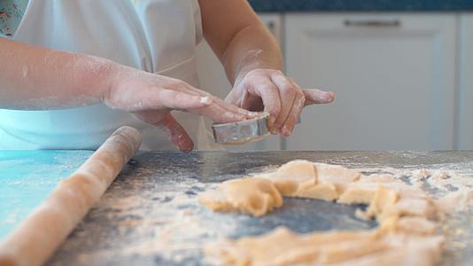 女孩从饼干切割机里拿出饼干视频的预览图