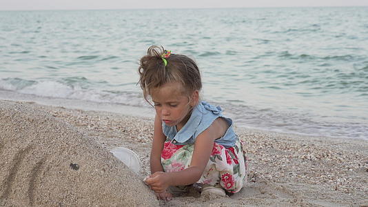 孩子们在海滩上玩耍小女孩独自玩悲伤的暑假家庭度假白种人女性3视频的预览图