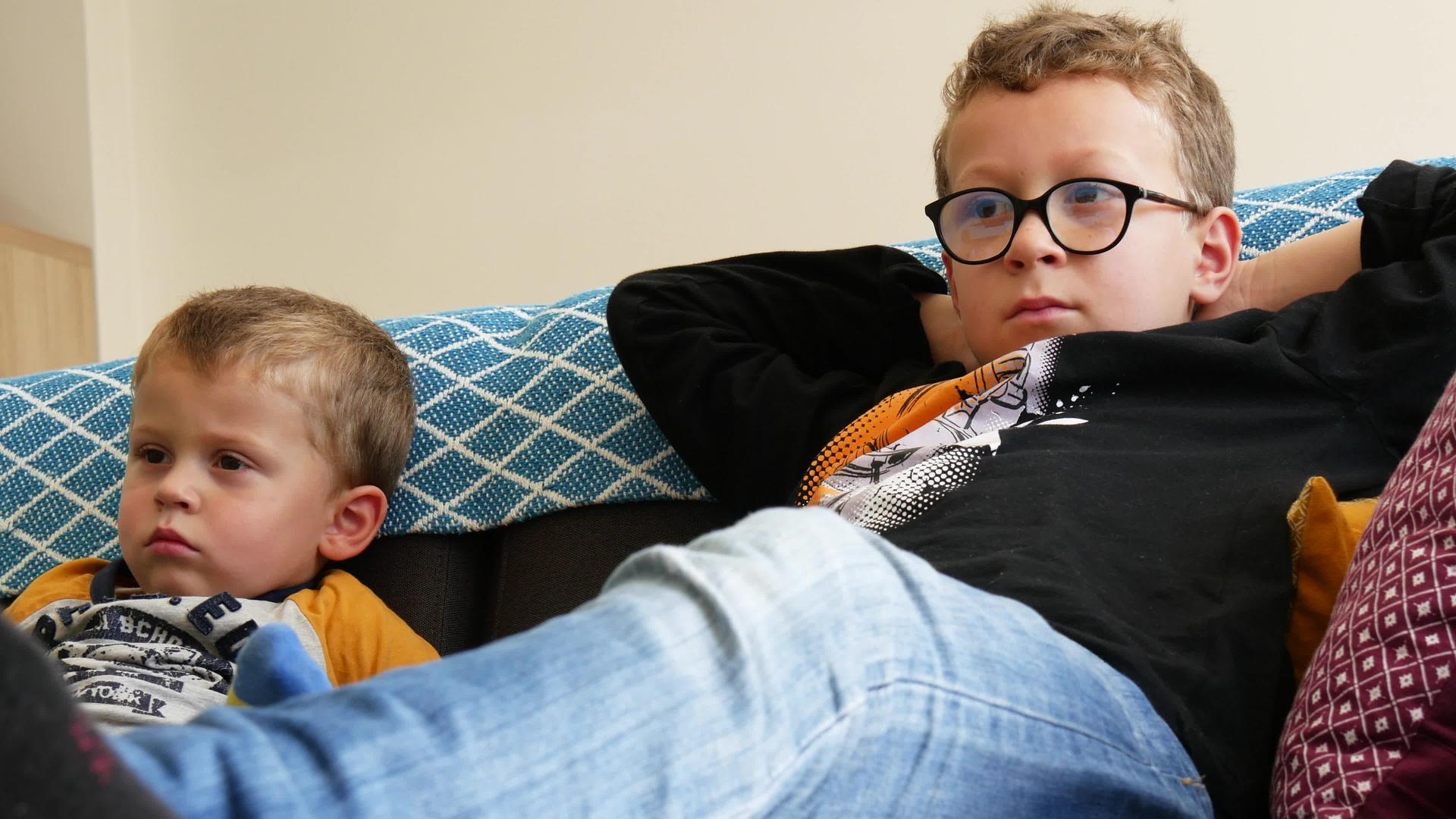 两兄弟坐在沙发上看电视视频的预览图