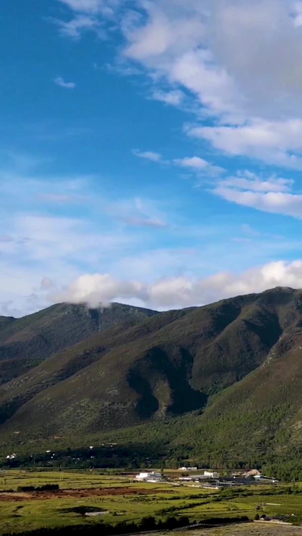 美丽的香格里拉航拍云南自然风光延时视频的预览图