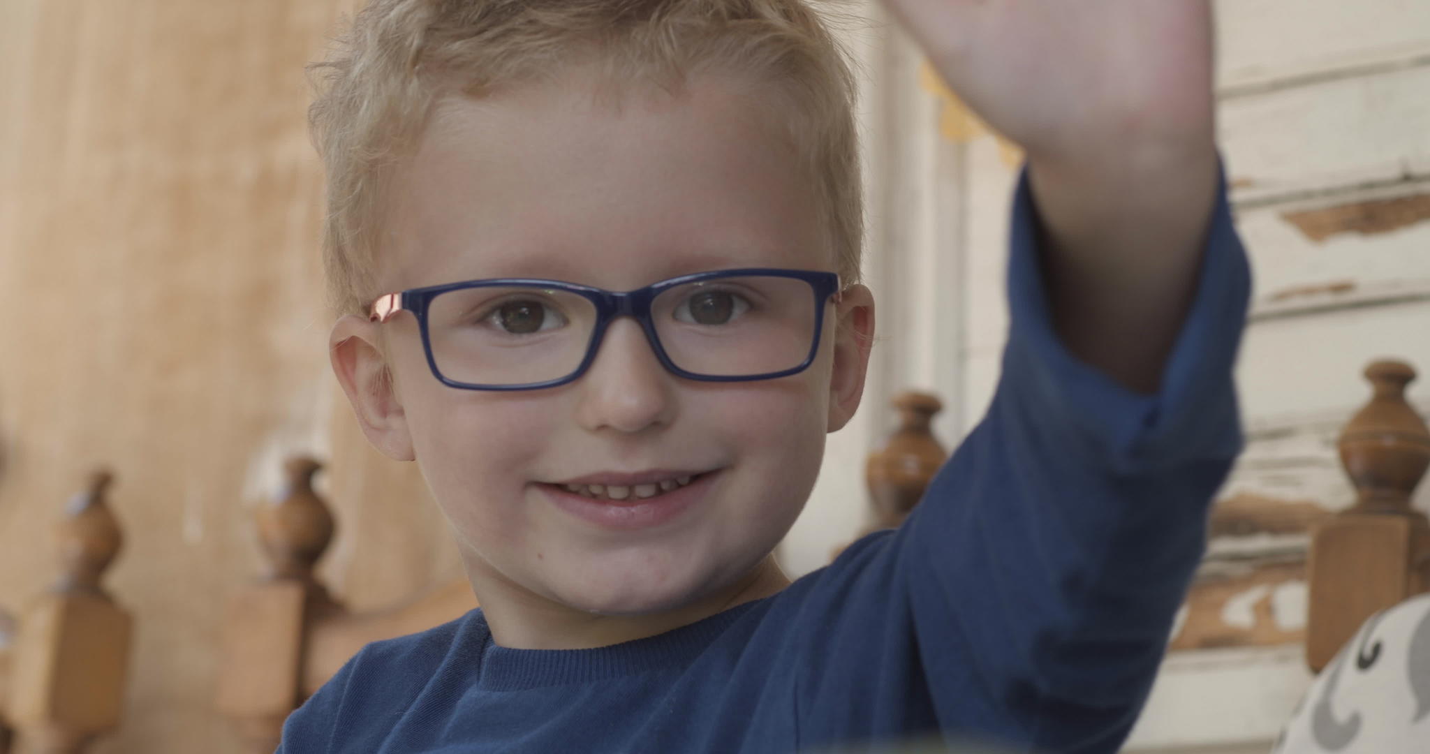 可爱的金发和蓝色眼镜的孩子视频的预览图