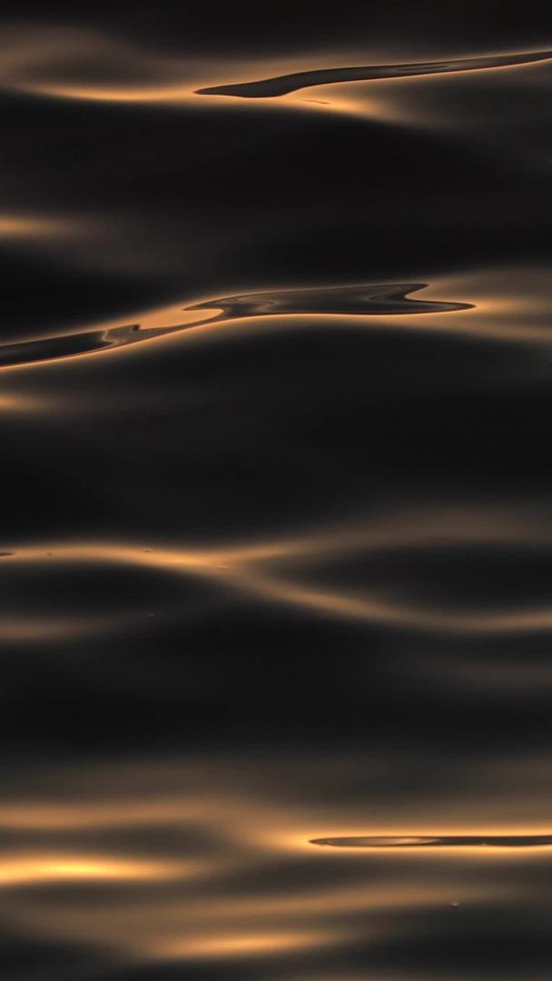 日出时金色的海面近景视频的预览图